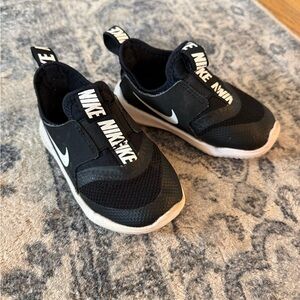 Nike Kids Black and White Slip-On Sneakers • Toddler 6